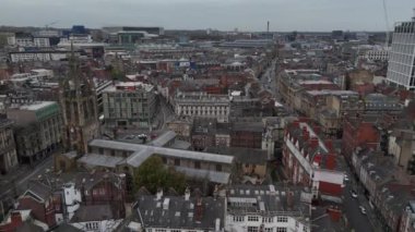 Sonbahar geldiğinde Newcastle 'ın Tyne üzerindeki çarpıcı manzarasını keşfedin. Bu hava manzarası, şehri tanımlayan tarihi ve modern mimarinin karışımını yakalar..