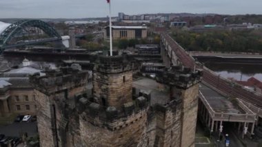 Tyne üzerindeki Newcastle 'ın nefes kesen ufuk çizgisini tecrübe edin. Dramatik gri gökyüzü altında ikonik köprülerini, tarihi kalelerini ve canlı şehir yaşamını sergileyin. Bir mucize anı başlıyor..