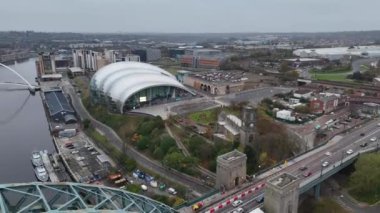Newcastle 'ın nefes kesici mimarisini ve dinamik yaşamını Tyne' a havadan bir bakış açısıyla incele. Tarihin ve modernliğin karışımı şehrin eşsiz cazibesini sergiliyor..