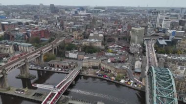 Nefes kesici bir manzara, Newcastle 'ın Tyne üzerindeki çarpıcı mimarisini ve hareketli hayatını gözler önüne seriyor. Tyne Nehri zarif bir şekilde akmakta, ikonik köprüler ve hareketli caddelerle çevrelenmiştir..