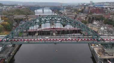 Tyne Nehri 'ni kaplayan köprülerin görkemli manzarası Newcastle' ın Tyne üzerindeki canlı mimarisini gözler önüne seriyor. Çarpıcı bir sonbahar günü bu kültür merkezinin güzelliğini vurgular..