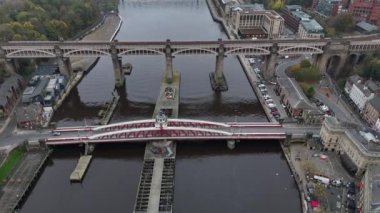 Tyne nehri boyunca uzanan çarpıcı köprülerinden Newcastle 'ın Tyne üzerindeki olağanüstü güzelliğini keşfedin. Karmaşık tasarımlara, canlı çevrelere ve akan nehre tanık olun..