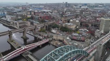 Tyne üzerindeki Newcastle 'ın nefes kesici hava manzarasına tanık olun, ikonik köprüler ve canlı şehir manzarası sergileniyor. Şehir tarihle modernliği harmanlıyor ve eşsiz bir cazibe yaratıyor..