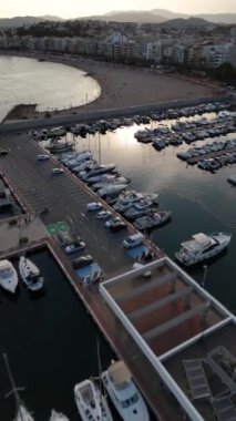 Gün batımında Blanes sahil limanının huzurlu güzelliğinin tadını çıkarın. Sakin sularda sallanan yelkenliler ve solan ışıkla hafifçe aydınlatılan kumsallar..