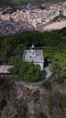 Tossa de Mar 'daki deniz fenerinden nefes kesici manzaralar. Yeşilliklerin arasına yerleşmiş bu mücevher, büyüleyici Costa Brava kıyı şeridi boyunca resim gibi bir kaçış sunuyor..