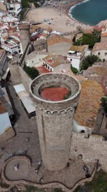 Tossa de Mars 'ın çarpıcı kıyılarını keşfedin, antik mimarinin nefes kesici manzaralarla buluştuğu. Işıl ışıl Akdeniz manzaralı tarihi yerlerinde bir yolculuğa katılın..