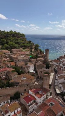 Antik mimarinin doğal güzellikle buluştuğu Tossa de Mar 'ın çarpıcı sahil kasabasını keşfedin. Beyazlatılmış binalar ve yemyeşil alanlar büyüleyici bir atmosfer yaratır..
