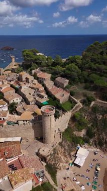 Tossa de Mar 'ın cazibesini deneyin, eski kulelerin canlı plajlarla buluştuğu yer. Gök kubbenin altında, gök mavisi denizlere karşı yuva yapmış güzel köyü keşfedin..