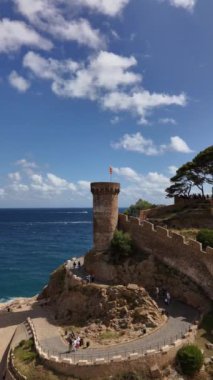 Tossa de Mar 'ın büyüleyici güzelliğini tecrübe edin. Ziyaretçiler antik duvarlar boyunca yürüyüp, pırıl pırıl Akdeniz' e bakarken ve nefes kesen gökyüzünün tadını çıkarırken..