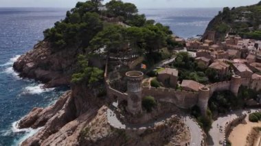 Tossa de Mar 'ın baş döndürücü uçurumlarını ve turkuaz sularını deneyin. Akdeniz kıyı şeridi boyunca antik kaleler ve pitoresk sokaklar keşfedin, macera için mükemmel..
