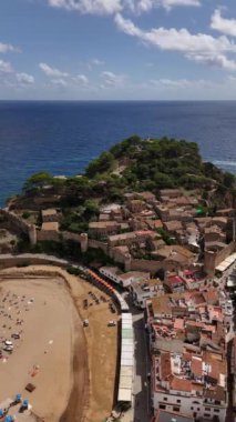 Altın kumların gök mavisi sularla buluştuğu Tossa de Mar 'ın nefes kesici güzelliğine tanık olun. Güneşli bir günde kıyıya kurulmuş antik istihkamlara ve resimli köylere hayret.
