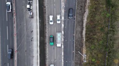 İngiltere 'de hareketli bir yol çalışması önemli trafik sıkışıklıklarına yol açıyor. Araçlar dar şeritlerde gezinerek, yolcuların günlük zorluklarını vurguluyor.