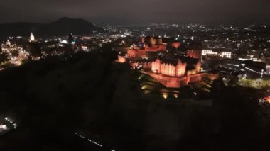 Görkemli Edinburgh Kalesi 'nin gece gökyüzüne karşı parlayışına tanık olun. Zengin tarihini ve mimari güzelliğini gözler önüne seriyor. Titrek ışıklar şehrin üzerinde büyüleyici bir atmosfer yaratıyor..