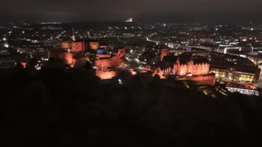 Gece gökyüzünü aydınlatan Edinburgh Kalesi 'nin büyüleyici güzelliğini keşfedin. Aşağıdaki şehrin nefes kesici manzarasını sunuyor. Bu ikonik simgenin cazibesini ve tarihini tecrübe edin..
