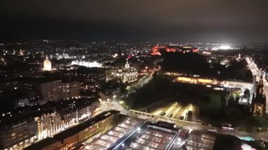 Çarpıcı şehir Edinburgh, aydınlık simgeler ve hareketli caddelerle gece çökerken sihrini gözler önüne seriyor. Nefes kesici bir manzara bu tarihi hedefin özünü yakalar..