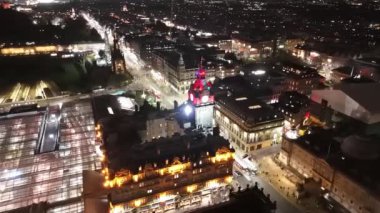 Edinburgh 'un büyüleyici manzarasını gece yaşayın. Canlı ışıkların tarihi mimariyi canlandırdığı yer. Şehir, tarih ve kültürle dolu eşsiz bir enerji yayıyor..