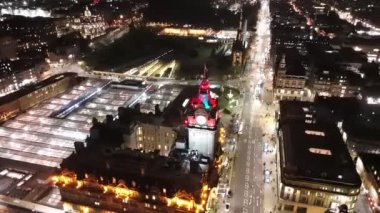 Geceçöküşü Edinburg 'un eski kasabasına büyülü bir ışık saçıyor, tarihi mimari ve canlı ışıklar sergiliyor. Şehirler ışıldıyor, keşif ve hayranlık uyandırıyor..
