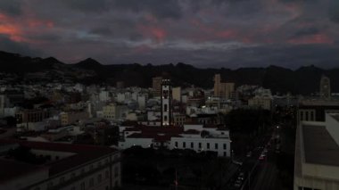 Santa Cruz de La Palma 'ya alacakaranlık çökerken görkemli Iglesia Matriz de Nuestra Senora de la Concepcion aydınlandı..