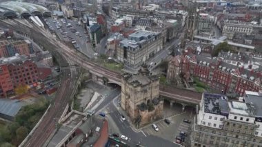 Havadan bakıldığında, Tyne üzerinde Newcastle 'daki eski ve yeni mimarinin karmaşık bir karışımı görülüyor. Şehir manzarası hareketli caddeleri ve tarihi yerleri gözler önüne seriyor, canlı atmosferini vurguluyor..