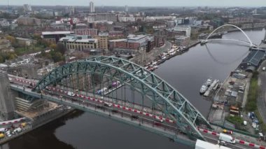 Nefes kesici bir hava manzarası, Newcastle 'ın Tyne üzerindeki çarpıcı köprülerini ve canlı nehir kenarlarını gözler önüne seriyor. Şehir nehir boyunca gelişirken modernlik ve tarihin karışımına tanık olun..