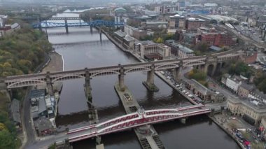 Tynes nehir kıyısındaki Newcastle 'ın çarpıcı manzarasını görün. Görkemli köprüler Tyne Nehri boyunca uzanır ve tarih ve kültür açısından zengin bir manzara yaratır..