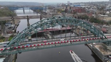 Alacakaranlıkta, Tyne üzerinde Newcastle 'daki çarpıcı köprü nehrin üzerinde dimdik durur, altında kayıklar süzülür ve şehir hayatı hareketlenir. Doğayla şehir cazibesinin mükemmel bir karışımı..