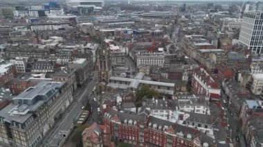 Tyne üzerindeki Newcastle 'ın çarpıcı çatılarını ve karmaşık tarihi binalarını keşfedin. Bu hava manzarası hareketli bir öğleden sonra boyunca hareketli sokakları ve zengin mirası gözler önüne seriyor..