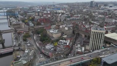 Newcastle 'ın nefes kesen hava manzarasını Tyne' ın eşsiz mimarisini ve keskin sonbahar havasında hareketli caddelerini göstererek yaşayın. Şehir tarihi modern cazibeyle harmanlıyor..
