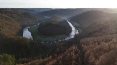 Botassart 'taki Le Tombeau du Geant' ın büyüleyici doğal manzarasını deneyin. Orada verimli ormanlar, altın bir günbatımının altında kıvrımlı nehirlerle buluşur. Doğaya mükemmel bir kaçış sükuneti..