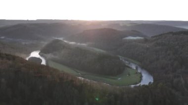 Botassart 'taki Le Tombeau du Geant' ın nefes kesici manzarasına tanık olun. Altın güneş tepede ve akan nehirde dans ediyor. Doğa sakinliği, ziyaret eden herkesi cezbeder..