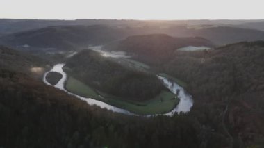 Botassart 'taki Le Tombeau du Geant' ın göz kamaştırıcı manzaraları. Bu dingin ortamda, güneşin sıcacık ışıltısının altında bereketli vadilerde süzülen görkemli nehri hissedin..