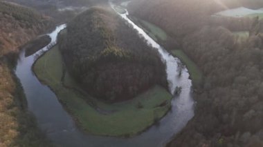 Botassart 'taki Le Tombeau du Geant' ın büyüleyici güzelliğini keşfedin, dolambaçlı nehirler yemyeşil ve manzaralı yamaçları kucaklıyor günbatımında nefes kesici bir manzara yaratıyor..