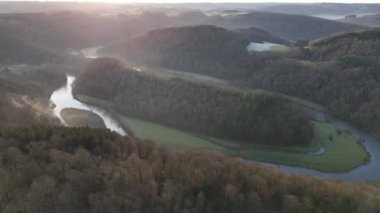 Botassart 'taki Le Tombeau du Geant' ın sakin sabahları nefes kesici güzelliğine tanık olun. Doğanın sanatsal özellikleri canlı renklerle ve yakınlardaki sakin sularla ortaya çıkar..