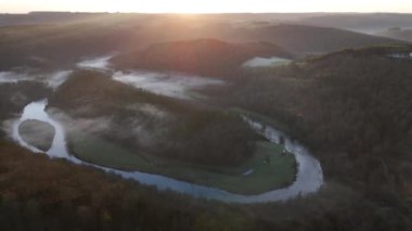 Botassart 'taki Le Tombeau du Geant' ı çevreleyen büyüleyici manzaraları keşfedin. Sabah sisi yemyeşil vadilerin üzerine yükselirken. Bu fevkalade yerin dinginliğini ve doğal cazibesini tecrübe edin..