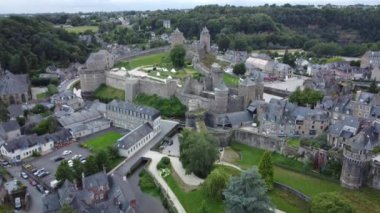 Brittany 'de ortaçağ kasabası olan Fougeres' in nefes kesici manzarasını tecrübe edin. Büyüleyici şatosunu keşfedin ve zengin tarihi ve kültürü gözler önüne seren yemyeşil kırsalını keşfedin..