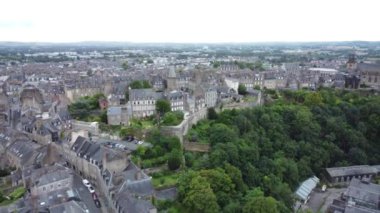 Büyüleyici manzaraları ve Fougeres 'in antik binalarını keşfedin. Yeşilliğe gömülü bu tarihi kasabanın cazibesini deneyimlemek büyüleyici mimari ve zengin tarihi gözler önüne seriyor..