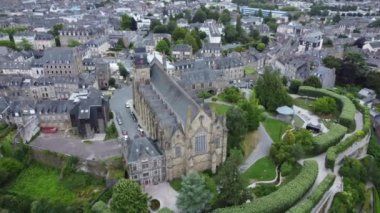 Fougeres 'in nefes kesici mimarisi ve canlı yeşilliği hayret verici. Bu büyüleyici yolculuk şehirleri, binaları ve huzur parklarını sergiliyor..