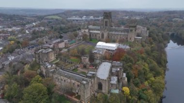 Durham 'ın nefes kesen güzelliğini keşfedin. Eski mimari dingin nehir giysisiyle buluşur. Sezonun canlı renklerini tecrübe edin. Bu büyüleyici yerin tarihi simgeleri arasında..