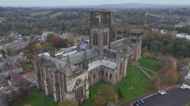 Durham Katedrali 'nin göz kamaştırıcı mimarisine tanık olun. Yeşillik ve renkli ağaçlar Durham 'daki bu tarihi yerin güzelliğini artırıyor..
