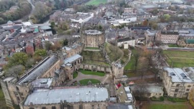 Durham şehrinin nefes kesici mimarisini ve zengin tarihini keşfedin. Uçsuz bucaksız gökyüzünün altında yayılıyor. Büyüleyici sokaklar ve antik yapılar keşfe ve hayranlığa davetiye çıkarıyor..