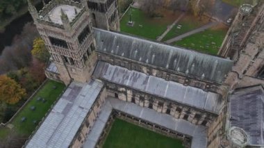 Durham tarihinin çarpıcı mimarisini ve canlı yeşil alanlarını keşfedin. Bu hava görüntüsü karmaşık ayrıntıları ve bu manzaranın çekiciliğini gözler önüne seriyor..