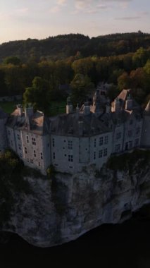 Kayalık bir uçuruma kurulmuş Walzin Şatosu, yemyeşil ortamda büyüleyici mimarisini gözler önüne seriyor. Güneş batarken, manzara büyülü bir parıltı yayıyor, keşif ve merak uyandırıyor..