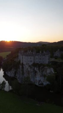 Güneş ufuktan batarken Walzin Şatosu büyüleyici siluetini gün batımına karşı gözler önüne seriyor..