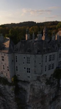 Walzin Şatosu 'nun büyüleyici siluetini tecrübe edin. Akşam güneşi ılık bir parıltı saçar. Yeşilliğin ortasına kurulmuş tarihi mimarisini ön plana çıkarır..