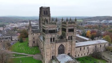 Durham 'ın sarsılan tepeleri arasında büyük katedral görkemli, karmaşık mimarisi ve zengin tarihi herkesi keşfetmeye davet ediyor. Sonbahar renkleri manzaraya güzellik katar.