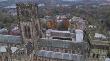 Sonbaharın renkli ağaçlarının arasına kurulmuş Durham Katedrali 'nin çarpıcı güzelliğini keşfedin. Nefes kesici bir hava manzarası, karmaşık tasarımları ve huzurlu manzaraları gözler önüne seriyor..