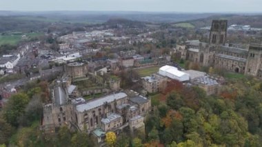 Durham 'ın zengin tarihi ve canlı doğasının çarpıcı karışımına tanık olun. Antik yapılar yemyeşil alanların üzerinde görkemli bir şekilde yükseliyor ve bu büyüleyici İngiliz kasabasında nefes kesici bir manzara yaratıyor..