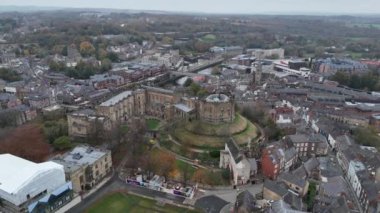 Tarihi mimarinin modern yaşamla buluştuğu Durham 'ın büyüleyici manzarasını keşfedin. Canlı şehir kültür, güzellik ve zengin tarihle dolu..