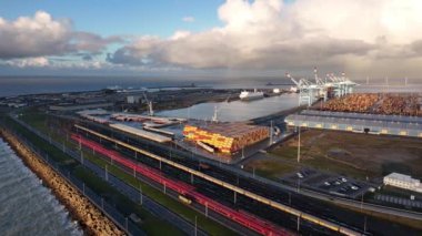 Zeebrugge 'daki Antwerp-Brugge Limanı' ndaki hareketliliğe tanık olun. Konteynırlar çarpıcı bir gün batımının arka planına yüklendi ve boşaltıldı..