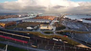 Zeebrugge 'daki Antwerp-Brugge Limanı' ndaki dinamik operasyonlara tanık olun. Büyük konteynırlar yükleniyor, gemiler geliyor ve malları canlı bir deniz manzarası arasında naklediyor..